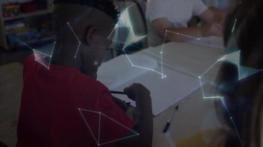 Sınıf masasında oturan öğrenciler, eğitim için yüzen dijital dünyayla etkileşim halindeler. Öğrenme, işbirliği, yenilik, edtech, gençlik, okur yazarlık, takım çalışması