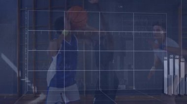 Basketbol antrenmanı yapan takım, spor analitiği için çizgi ve çizgi grafiklerini üst üste koyuyor. Sporcular, performans, istatistik, fitness, antrenman, görselleştirme, spor giyim