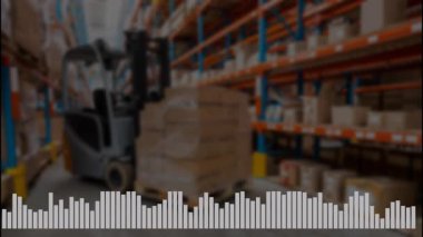Forklift ambalajlı palet taşıyor, ambar koridorunda ilerliyor, histogram örtüsünü gösteriyor. Sanayi, lojistik, depolama, ulaşım, envanter, tedarik zinciri, operasyonel