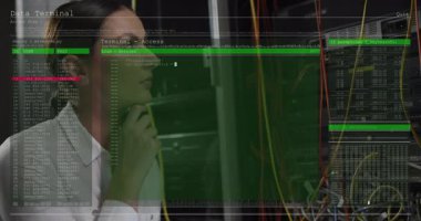 Bilgi işlem teknisyeni kadın izleme kodu veri merkezinde, sunucu rafı kablolarını renklendiriyor. Teknoloji, siber güvenlik, veri analizi, sunucu odası, dijital altyapı, yenilik, ağ oluşturma