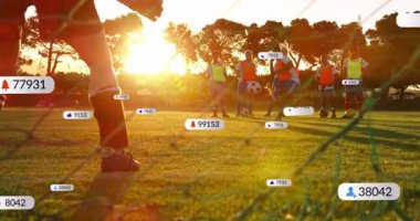 Koç topu gol ağlarına atıyor, takım çalışması yapıyor, sosyal medya pazarlama ikonları havada süzülüyor. Atletizm, takım çalışması, açık hava, canlı, atletizm, rekabet, eğitim