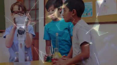 Laboratuvarda bilim deneyi yapan öğrenciler, mikroskop, matara, dijital küre ve ışık yollarıyla. Eğitim, kök, yenilik, merak, gelişme, öğrenme, deney