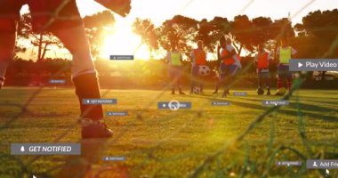 Yedi takım arkadaşı gün batımında futbol sahasında yüzen spor teknolojisi UI etiketlerini gösteriyorlar. Sporcular, fitness, performans, açık hava, canlı, takım çalışması, antrenman