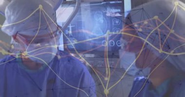 Ameliyat odasında beyin taramasını inceleyen iki cerrah, sağlık analizleriyle örtüşüyor. Tıbbi, sağlık, yenilik, teknoloji, işbirliği, profesyonellik, teşhis