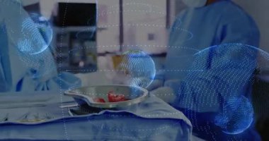 Ameliyat odasında mavi perdeli forseps taşıyan cerrah holografik tıbbi küreyi gösteriyor. Tıbbi, yenilik, kesinlik, teknoloji, sağlık, profesyonel, kısır