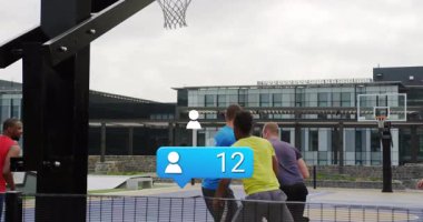 Sahada basketbol oynayan beş kişilik bir grup teknoloji sahnesinde mavi uyarı ikonu gösteriyorlar. Atletizm, takım çalışması, şehir, eğlence, spor, rekabet, aktif