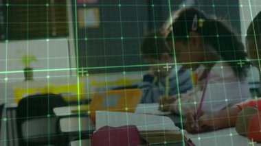 Eğitim için masalarda yazı yazan öğrenciler, çizim defterleri ve kalemlerin üzerine çizilmiş yeşil şebeke ile. Sınıf arkadaşları, eğitim, öğrenim, kırtasiye, öğrenim, sınıf, yaratıcılık