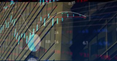 Şamdan çizelgesi gökdelen cephesinde, kırmızı trend çizgileri ve veri örtüleriyle görselleştiriliyor. Finans, veri, dijital, teknoloji, kentsel, modern, analiz