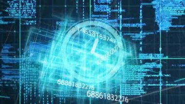 Parlak turkuaz dairesel çevirmeli parlayan ızgara hatları üzerinde dönen dijital kod parçaları. Fütürist, dijital, yüksek teknoloji, arayüz, siber, yenilik, holografik