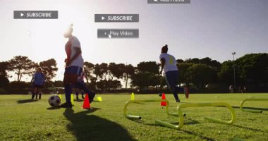 Kadın futbolcular çim üzerinde antrenman yapıyorlar, spor pazarlama bildirimleri gösteriyorlar. Atletizm, takım çalışması, fitness, açık hava, enerjik, dinamik, enerjik