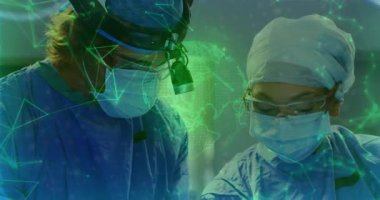 Cerrahlar ameliyathanede ameliyat yapıyorlar, dijital ağ küresi ve hologramları yansıtıyorlar. Tıbbi, sağlık, yenilik, teknoloji, profesyonellik, işbirliği, teşhis