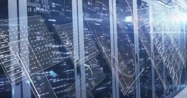 Sunucu raflarının yanında yüzen holografik finansal veri panelleri, göstergelerle para birimi oranlarını gösteriyor. Gelecek, teknoloji, dijital, siber, yenilik, sanayi, arayüz