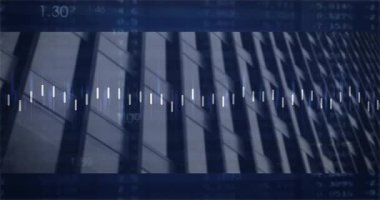 Rakamsal örtüler ortaya çıkarken, koyu mavi cam cephede süzülen şamdan şeması elementleri. Kontrol paneli, veri görselleştirme, modern mimari, finansal analiz, teknoloji, soyut, fütüristik