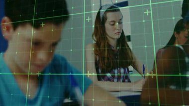 Sınıf sıralarında yazan öğrenciler, yüzen eğitim veri tablosuyla örtüşen yeşil şebeke gösteriyorlar. Eğitim, öğrenim, öğrenim, sınıf, akademik, gençlik, işbirliği