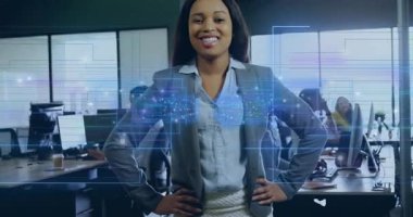 Teknoloji ofisinde duran bir kadın monitörlerden dijital devre grafiklerini gösteriyor. Teknoloji, yenilik, işbirliği, modernlik, profesyonellik, takım çalışması, dijital