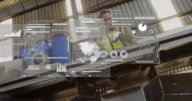 Teknisyen kontrol paneli imalat tesisinde, animasyon çizelgeleri ve küreyi gösteriyor. Sanayi, teknoloji, fütüristik, profesyonel, makine, analitik, veri görselleştirme