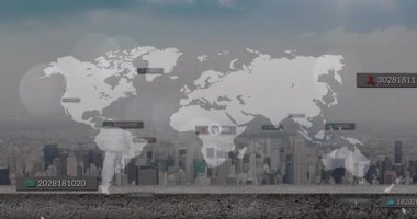 Şehrin silueti üzerinde yüzen saydam dünya haritası çizgileri, çağrıları, simgeleri gösteriyor. Coğrafi, dijital, geleceksel, teknolojik, bağlantı, yenilik, kentsel