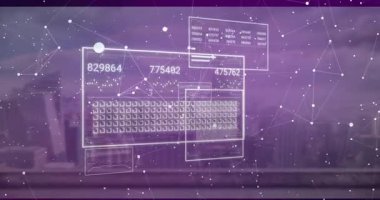 Mor siluet üzerinde süzülen yarı saydam arayüz panelleri verileri bağlayan çizelgeleri, şebekeleri, düğümleri gösteriyor. Futuristik, teknoloji, analitik, dijital, yenilik, ağ, kentsel