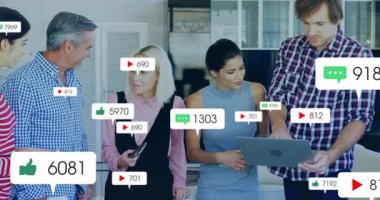 Ofis pazarlama ekibi, yüzen ikonlarla sosyal medya ölçümlerini gözden geçirmek için tezgahta toplanıyor. İşbirliği, takım çalışması, dijital, iletişim, modern, çalışma alanı, analiz