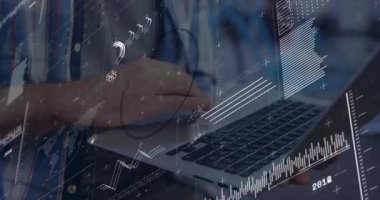 Ofiste dizüstü bilgisayarda yazan erkek analist, animasyon teknolojisi haritalarını üst üste koyuyor. Teknoloji, veri, analitik, fütürizm, finans, yenilik, dijital