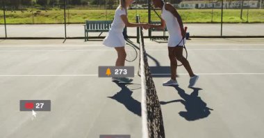 İnternette buluşan iki bayan tenisçi, spor pazarlamasını besleyen yüzen sosyal ikonlar sergiliyorlar. Sporcular, yarışma, canlı, dijital, açık hava, enerjik, takım çalışması