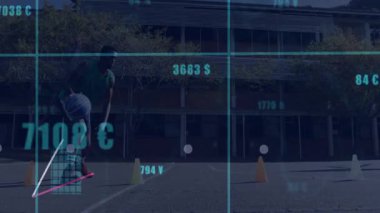 Erkek sporcu külahların etrafında top sürüyor, teknik kaplama grafikleri ve para birimi eğilimlerini gösteriyor. Spor, çeviklik, eğitim, şehir, modern, yenilik, fitness