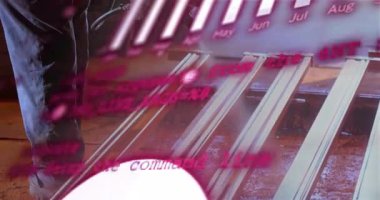 Metal işçilerinin ısıtma kirişleri yükselirken neon pembe çubuk grafikleri aylık çıkış artışının 3 boyutlu olduğunu gösteriyor. Sanayi, fabrika, işçilik, mühendislik, teknoloji, imalat, yenilik