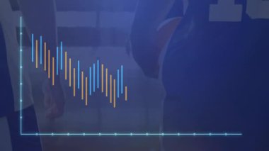 Oyuncular potaya doğru yürüyor, antrenör izliyor, spor verileri bar tablosunu ve sahada çizgi grafiğini gösteriyor. Spor, analitik, görselleştirme, stadyum, takım çalışması, performans, yarışma