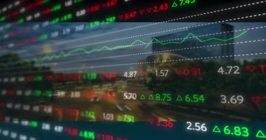 Alacakaranlık karayolu sahnesinde hareketli saatleri ve trend çizelgesini gösteren borsa örtüşüyor. Kentsel, finansal, modern, teknoloji, ulaşım, iş, yatırım