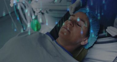 Yetişkin bir kadın hastane yatağında yatıyor. Eldivenli elleriyle başını tutuyor. Sağlık verileri akıyor. Tıbbi, sağlık, modern, klinik, tanı, tedavi, yaşam belirtileri