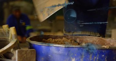 kıvrımlı ahşap çerçeve montajı atölyede canlandırılıyor, kil küvet ve dijital örtüleri gösteriyor. Sanatçılık, yenilik, teknoloji, tasarım, imalat, sanayi, mühendislik