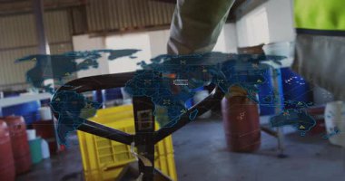 Kadın depo işçisi dijital dünya haritası eşleşmesi ile palet kriko iterek tedarik zincirini gösteriyor. Lojistik, tedarik zinciri, veri görselleştirme, sanayi, ticaret, teknoloji, operasyonel