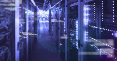 LED ışıklandırmalı veri merkezini işgal eden sunucu rafları, yayın kodu örtüşmeleri, dijital gösterge yansıtılıyor. Gelecekçi, teknoloji, siber güvenlik, dijital, ağ, yenilik, yüksek teknoloji