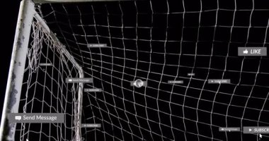Futbol topu kale vuruşu, etrafta yüzen sosyal ikonlar, spor pazarlaması bağlılık gösteriyor. Dinamik, modern, canlı, dijital, etkileşimli, enerjik, teknoloji