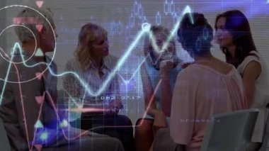 Altı kadından oluşan bir grup iş stratejisini tartışıyor, neon grafikleri ve sayısal verileri üst üste koyuyorlar. İşbirliği, takım çalışması, analitik, yenilik, profesyonellik, iletişim, liderlik