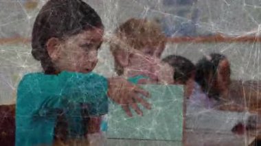 Eğitim sınıfında yeşil kitap okuyan çocuklar, animasyon çizelgeleri ve yüzen kitap simgelerini gösteriyorlar. Eğitim, öğrenme, gençlik, neşe, sunum, akademik, keşif