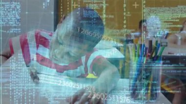 İlköğretim öğrencileri yüzen kod ve veri şebekeleriyle sınıftaki masalarda yazı ve çizim yapıyorlar. Çocuklar, eğitim, öğrenme, yaratıcılık, teknoloji, sınıf, takım çalışması