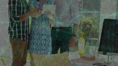 İşletme teknolojisi ekibi, tablet, animasyon çizelgeleri ve yapışkan notlarla iş birliği yapıyor. İşbirliği, takım çalışması, çalışma alanı, modern, beyin fırtınası, yenilik, dijital