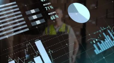 Endüstriyel depoda güvenlik yeleği giyen mühendis dünya haritalarını gösteriyor. Teknoloji, analitik, veri, görselleştirme, endüstriyel, profesyonel, fütürist