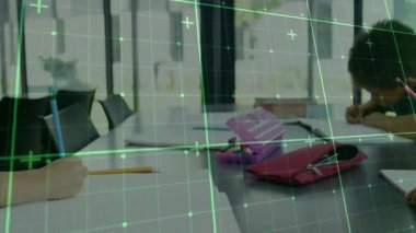 İki çocuk pencerenin altındaki masaya not yazarak eğitimde canlandırılmış kalem simgelerini gösteriyor. İşbirliği, eğitim, yaratıcılık, çocukluk, sanatsal, takım çalışması, öğrenme