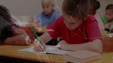 Sınıf arkadaşları sınıftaki masalarda not defterlerine yazıyorlar, animasyon veri tabloları ve düğümleriyle örtülüler. Eğitim, öğrenim, öğrenci, eğitim, okur yazarlık, yenilik, işbirliği