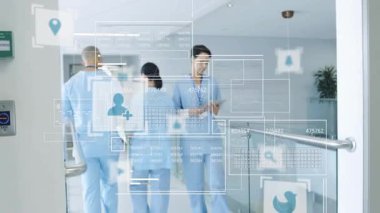 Hastane koridorunda yüzen veri panelleri ve simgelerle tablet tutan kadın hemşire. Tıbbi, sağlık, dijital, teknoloji, profesyonel, klinik, geleceksel