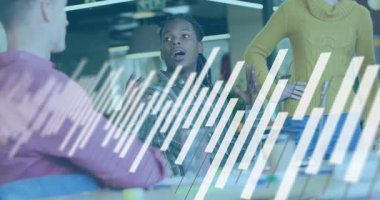 Modern ofis alanında iş stratejilerini tartışan üç meslektaşımız animasyon veri grafikleri gösteriyorlar. İşbirliği, takım çalışması, yenilik, dijital, çalışma alanı, başlangıç, modern