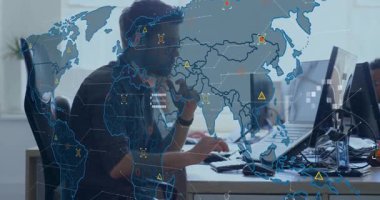 Teknoloji atölyesinde çalışan erkek iş arkadaşı, yüzen altıgen şebekeler ve gerçek zamanlı küresel harita analizleriyle. Teknoloji, işbirliği, veri görselleştirme, analitik, yenilik, dijital, profesyonel