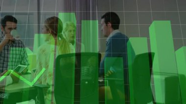 Ekip konferans odasında iş verilerini analiz ediyor, animasyon yeşil çubukları ve çizelgeleri gösteriyor. İşbirliği, analitik, strateji, yenilik, takım çalışması, çalışma alanı, profesyonel