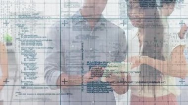 Erkek, tablet tutuyor ve kadın, Stylus 'u işaret ediyor. Teknoloji ofisinde, kod kaplamalı. Teknoloji, işbirliği, yenilik, dijital, modern, iş dünyası, ux tasarım