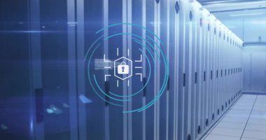 Dijital asma kilit simgesi, üst kat ve sunucu raflarıyla veri merkezi koridorunda canlandırılıyor. Siber güvenlik, teknoloji, güvenlik, ağ, altyapı, dijital, yenilik