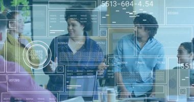 Yetişkin bir kadın, iş ekibinin yanında diz üstü bilgisayarına işaret ederek çizelgeleri ve sayısal kodları gösteriyor. İşbirliği, takım çalışması, veri analizi, yenilik, modern çalışma alanı, profesyonel, dijital teknoloji