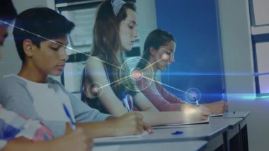 Dört öğrenci sınıf sıralarına yazı yazıyor, parlayan düğümlerle eğitim ağı grafiklerini gösteriyorlar. Eğitim, işbirliği, teknoloji, bağlantı, gençlik, odak, yenilik
