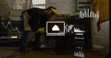 Fabrikada meşaleyle metal boru kesen bir adam. Dijital çizelgeler ve yüzen kodlarla. Sanayi, zanaat, teknoloji, güvenlik, kesinlik, yenilik, mühendislik